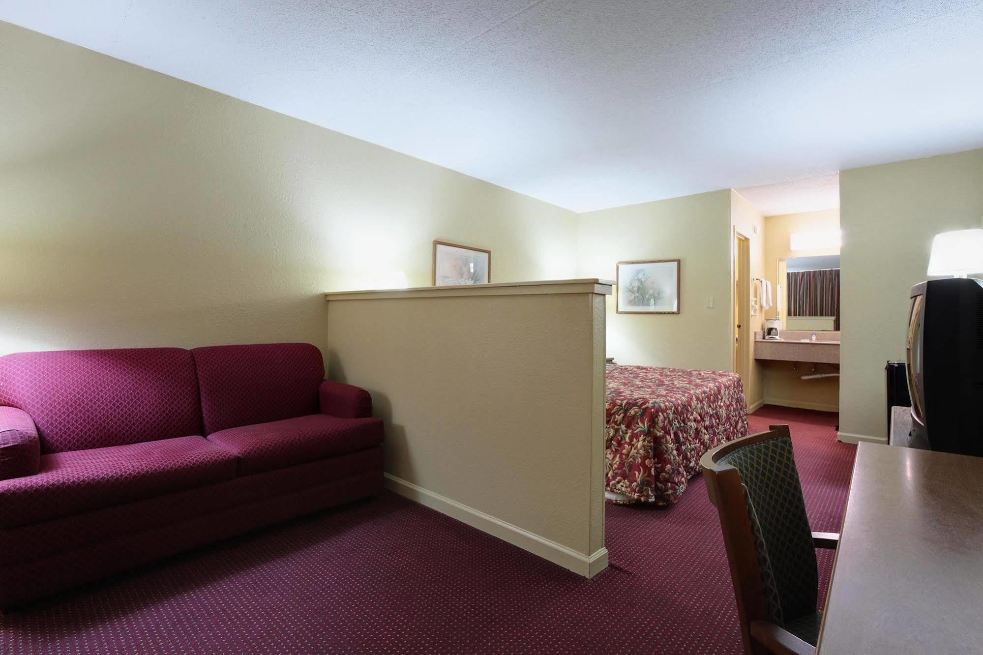 Americas Best Value Inn & Suites Greenville Room photo